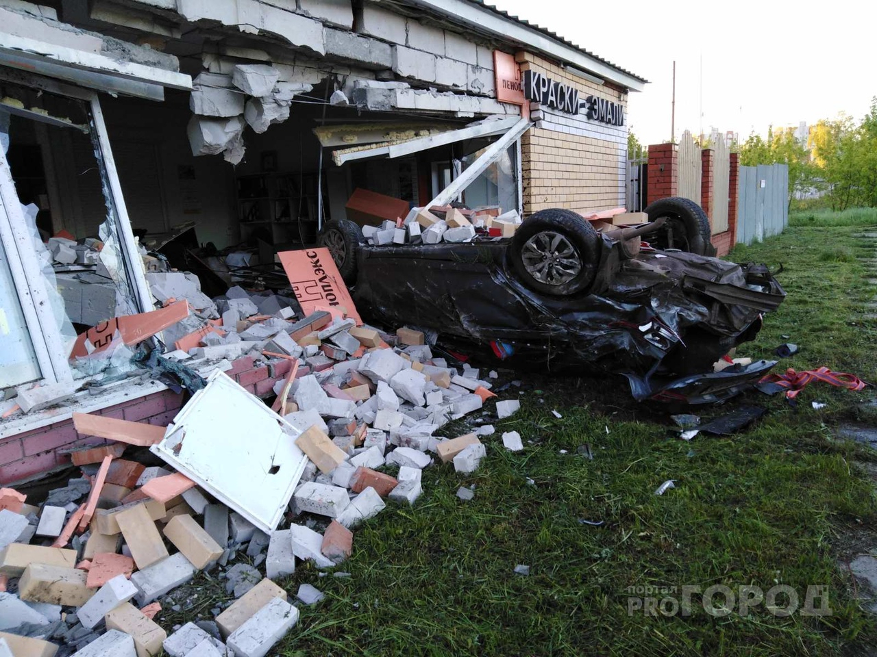 В Чебоксарах Hyundai на огромной скорости влетел в здание, водитель мертв