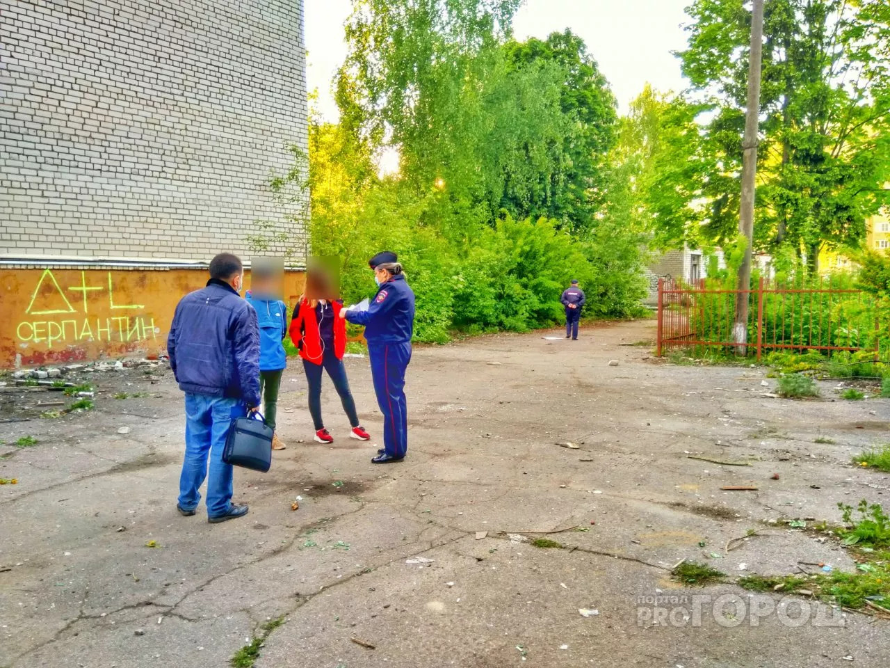 Фото к статье: Инспекторы ПДН проверили места сбора молодежи и разогнали подростков у заброшенного здания