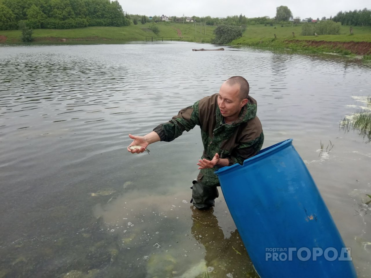 Жители Чувашии выпустили 60 килограмм мальков в случайный пруд