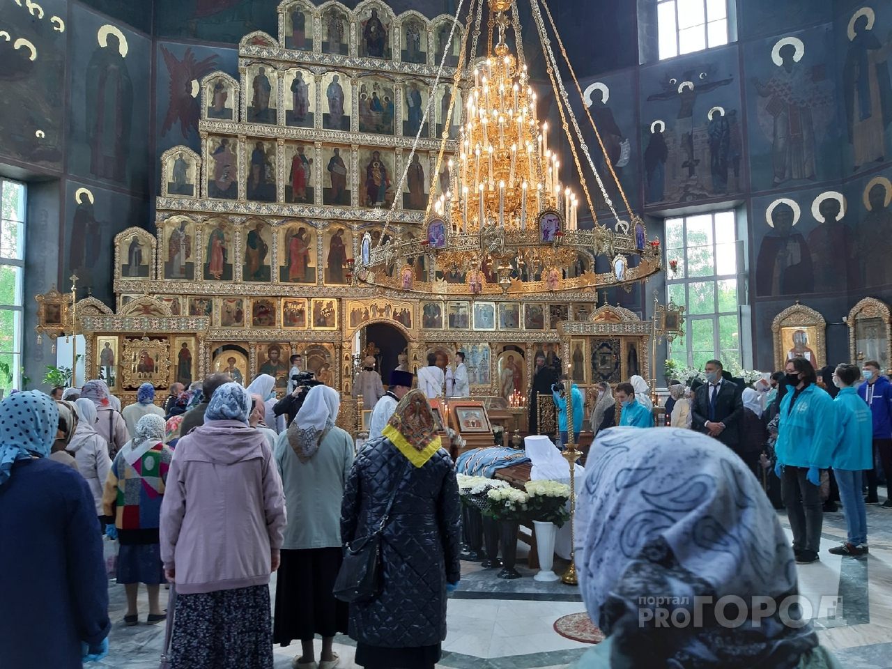Сотни человек пришли попрощаться с митрополитом Варнавой, есть меры безопасности