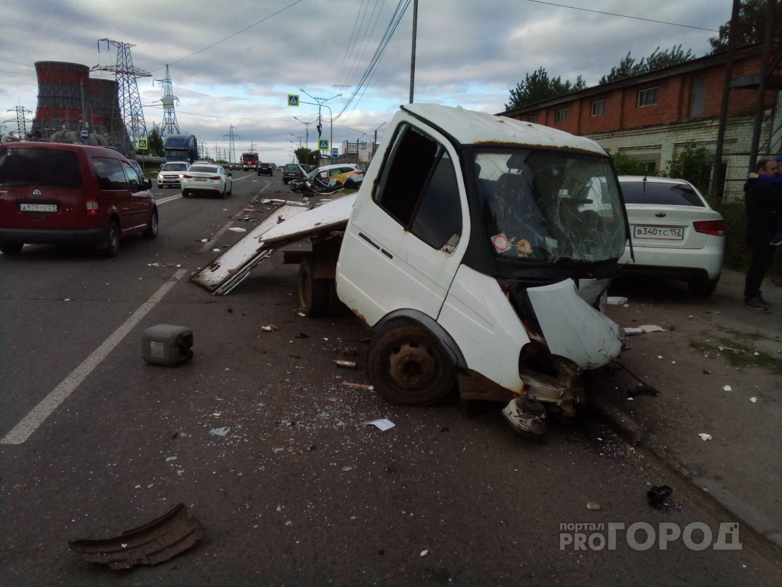 В Чебоксарах грузовая ГАЗель протаранила две иномарки: пострадали 4 человека