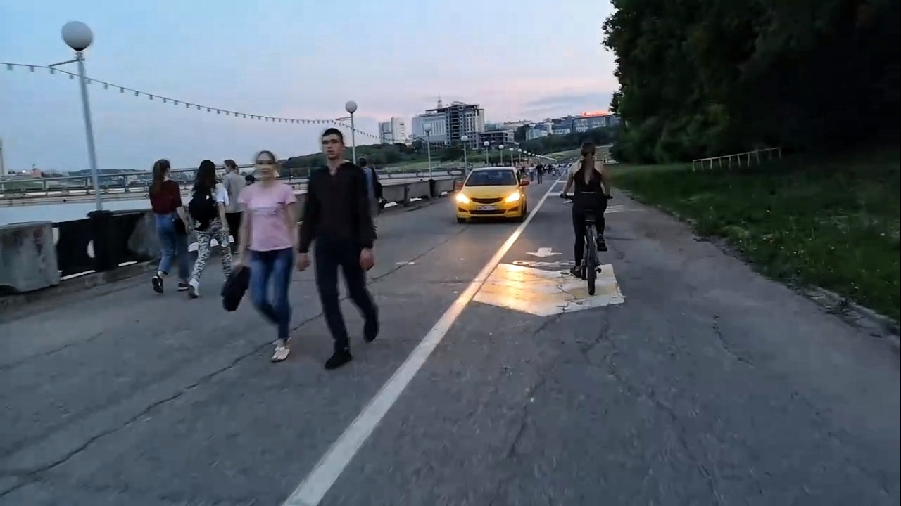 Таксист "Яндекса" заплатит за то, что проехал по пешеходной зоне Залива