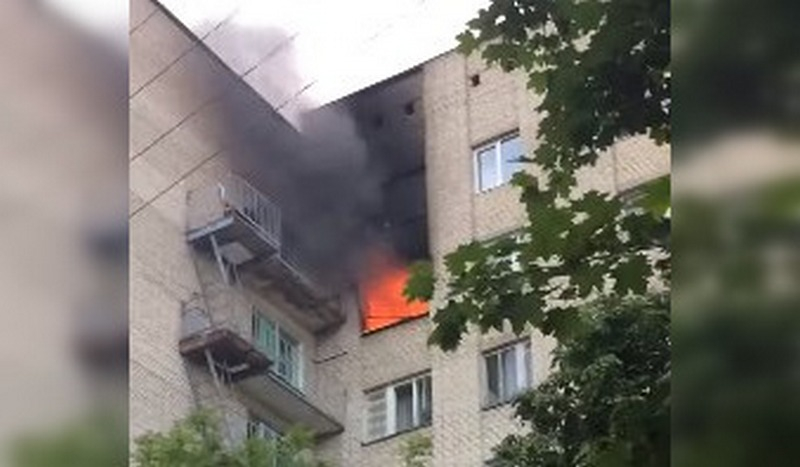 В МЧС назвали предварительную причину утреннего пожара в общежитии