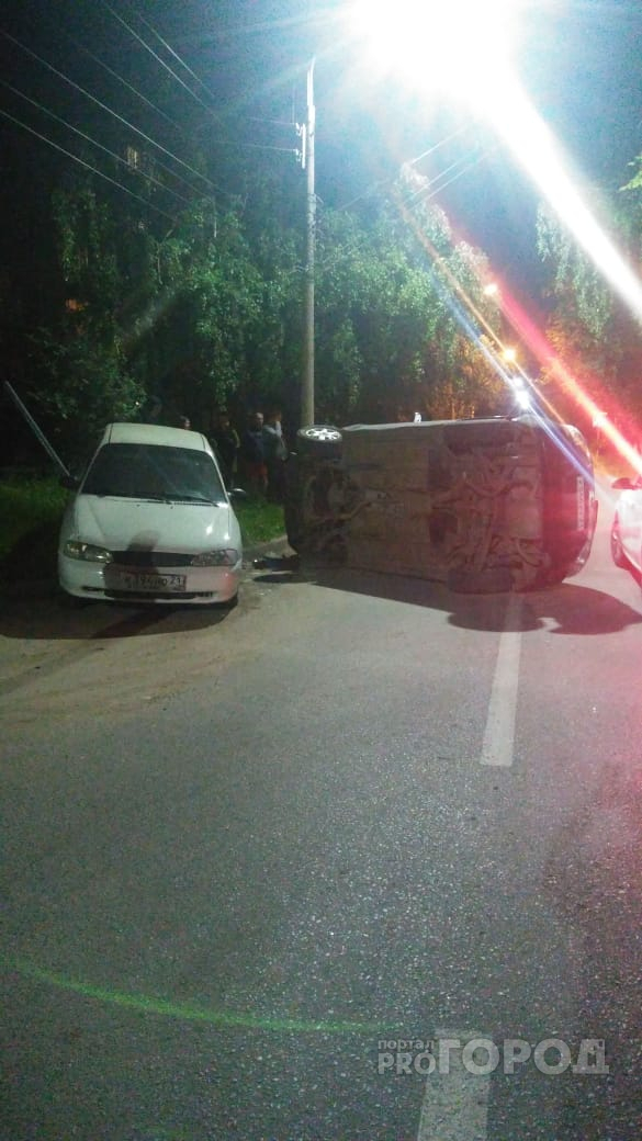 Subaru перевернулся в ходе ДТП в Чебоксарах, пострадал водитель