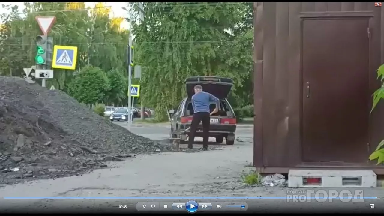Фото к статье: Чебоксарец ранним утром загрузил асфальтную крошку в багажник "Лады"