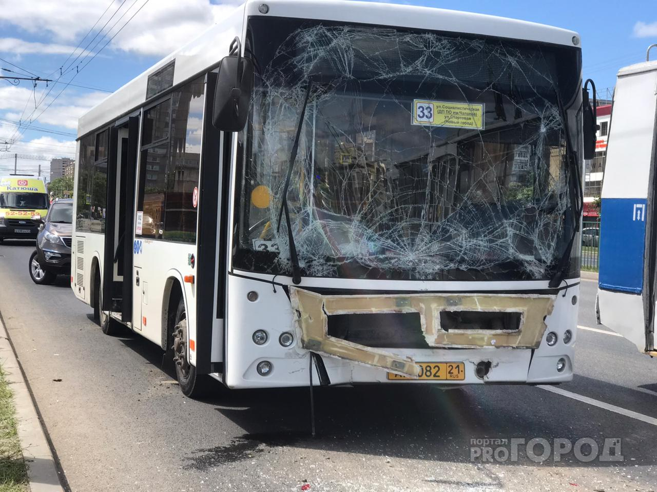Автобус и маршрутка столкнулись в Новоюжном районе, пострадали двое
