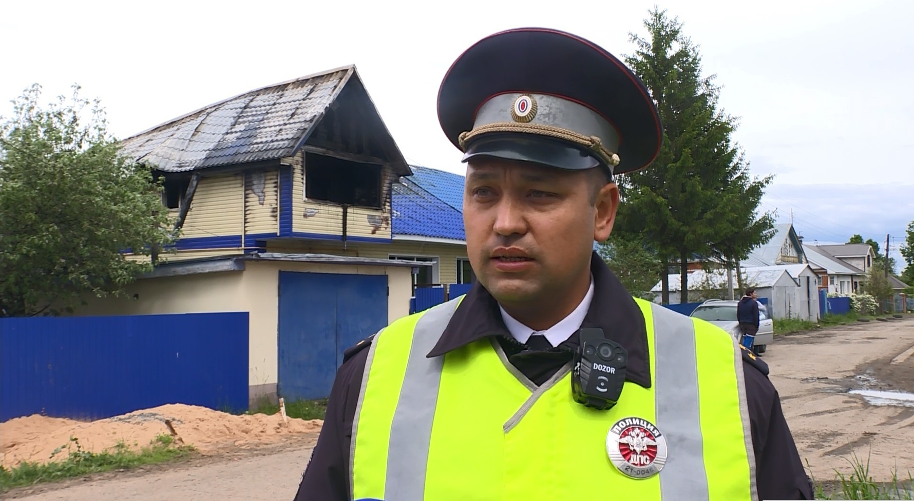 Инспектор ДПС спас из горящего дома женщину с детьми: "Младшего вынес на руках"