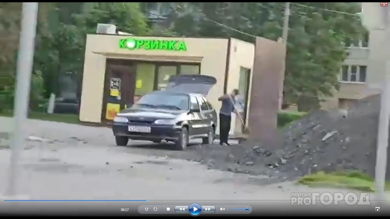 Полиция ищет мужчину, который поутру грузил асфальтную крошку в автомобиль