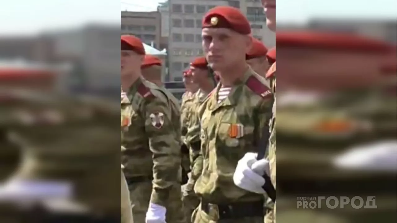 Фото к статье: Парень из Вурнар прошел по Красной площади в краповом берете, исполнив мечту детства