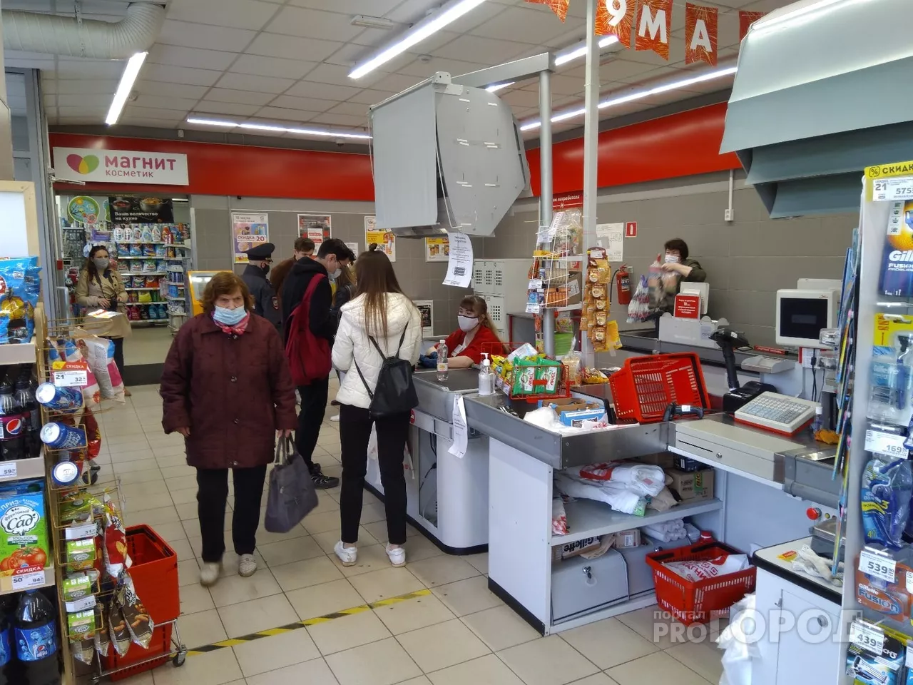 Фото к статье: К чебоксарцу попала чужая карта, недолго думая мужчина отправился по магазинам