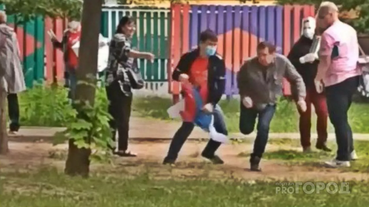 Фото к статье: Чебоксарцы устроили битву за российский флаг во дворе дома