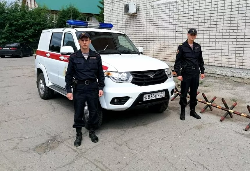 Фото к статье: Росгвардейцы случайно заметили огонь и спасли дачу