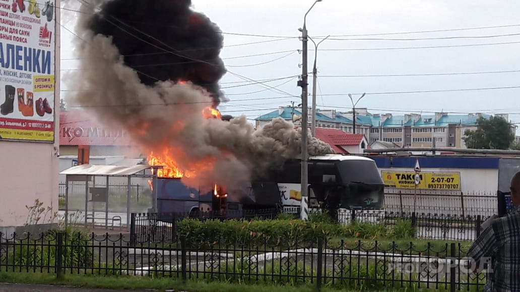 В Чувашии у автовокзала сгорел пассажирский автобус