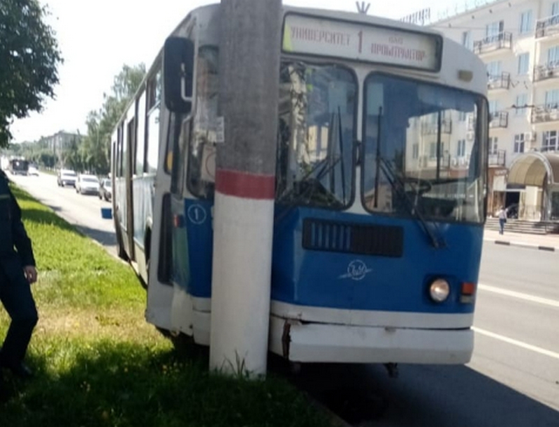Троллейбус врезался в столб: видео и предварительная причина ДТП