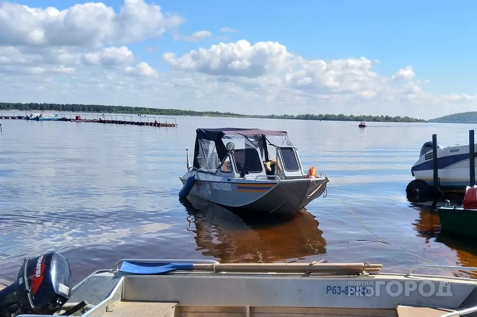 Фото к статье: Купающихся школьников у ГЭС ловят полицейские и спасатели