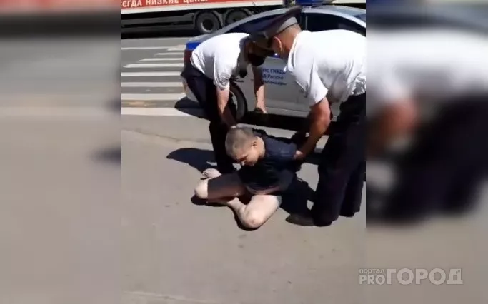 Фото к статье: В Чебоксарах задержали агрессивного мужчину с ножами, который бегал по улице