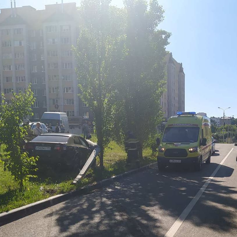 В Чебоксарах "Хонда" снесла столб, водителя спасал пассажир иномарки