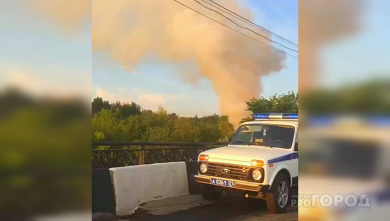 Спасатели тушат пожар под Гагаринским мостом в Чебоксарах