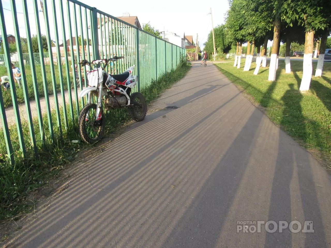Фото к статье: Мотоцикл сбил 8-летнего мальчика на тротуаре Южного Поселка