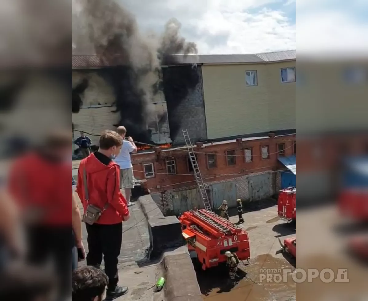 Фото к статье: В центре Чебоксар загорелось здание