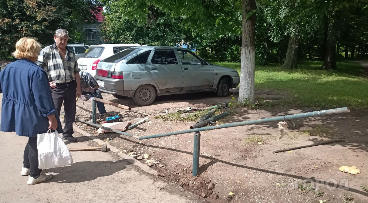 Старшая по дому заблокировала припаркованные автомобили железным забором