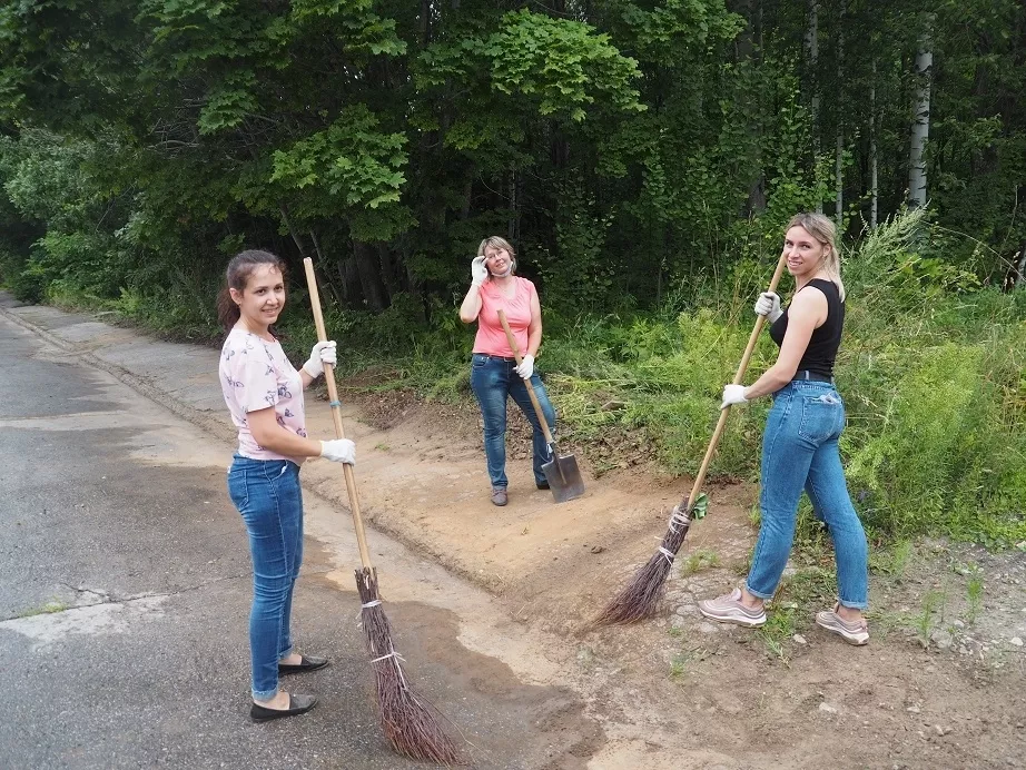 Фото к статье: Работники столичного предприятия вышли на долгожданный субботник