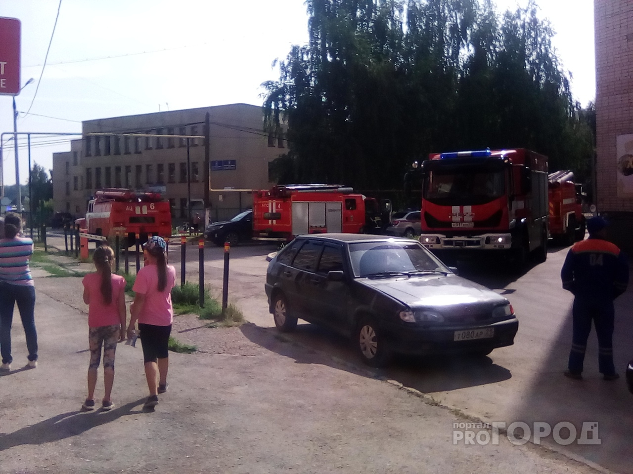 В Чебоксарах задымилась школа, на месте работают 6 пожарных машин