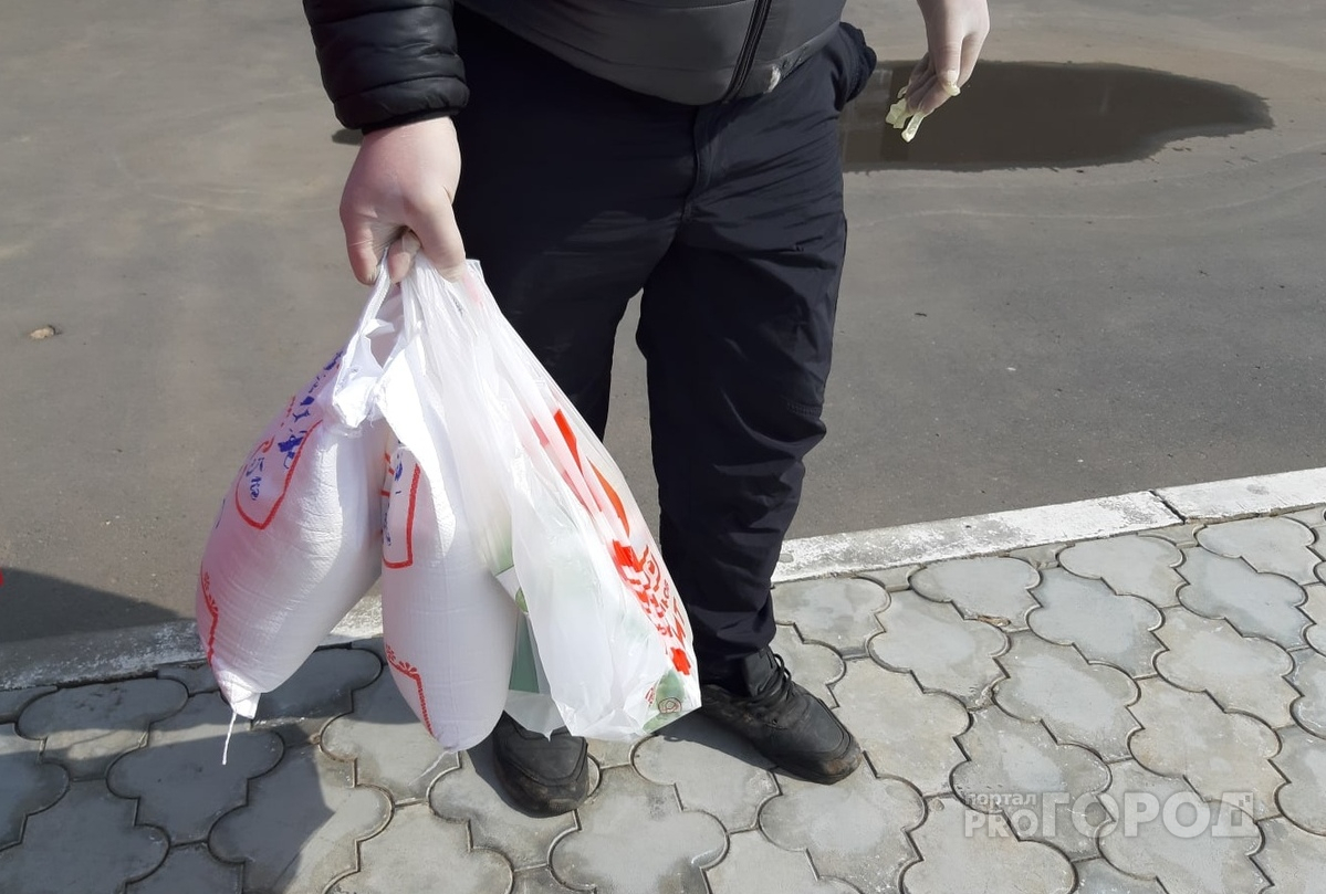 Дедушка отправил 16-летнего внука за продуктами, а тот списал 320 тысяч рублей