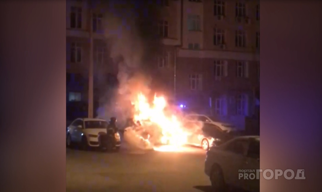 В центре Чебоксар вспыхнул припаркованный автомобиль