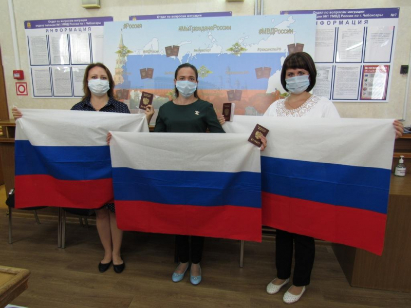 Чебоксарцам, пошедшим за новым паспортом и правами, дарили флаг России