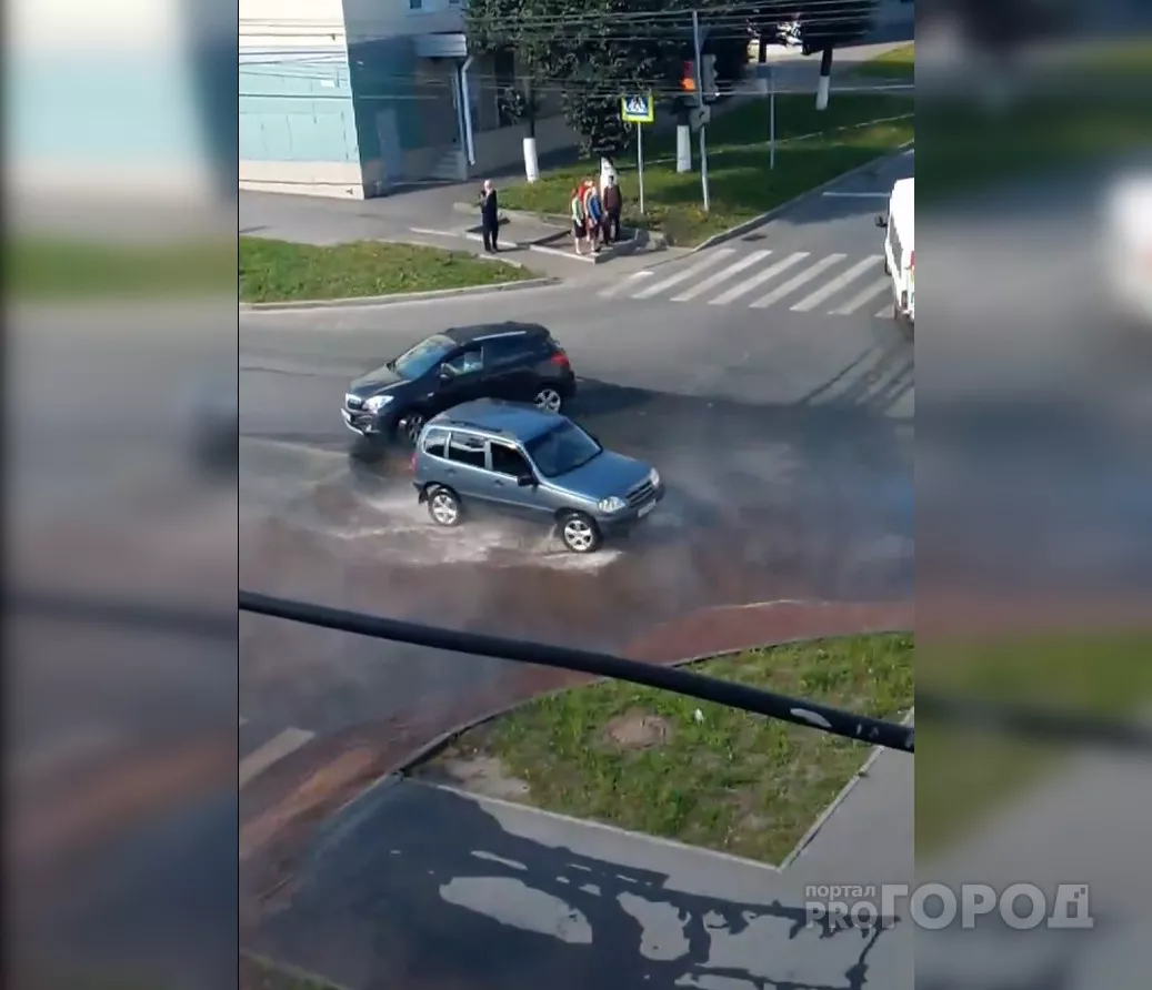 Фото к статье: В центре Чебоксар на проезжую часть вылилась горячая вода