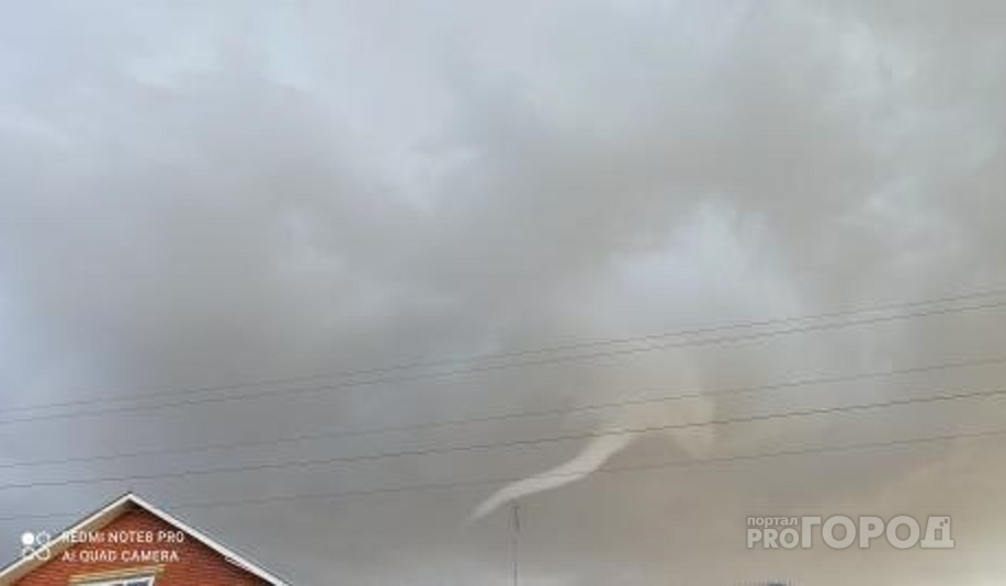 Зарождающийся смерч увидели жители Чувашии в небе после дождя