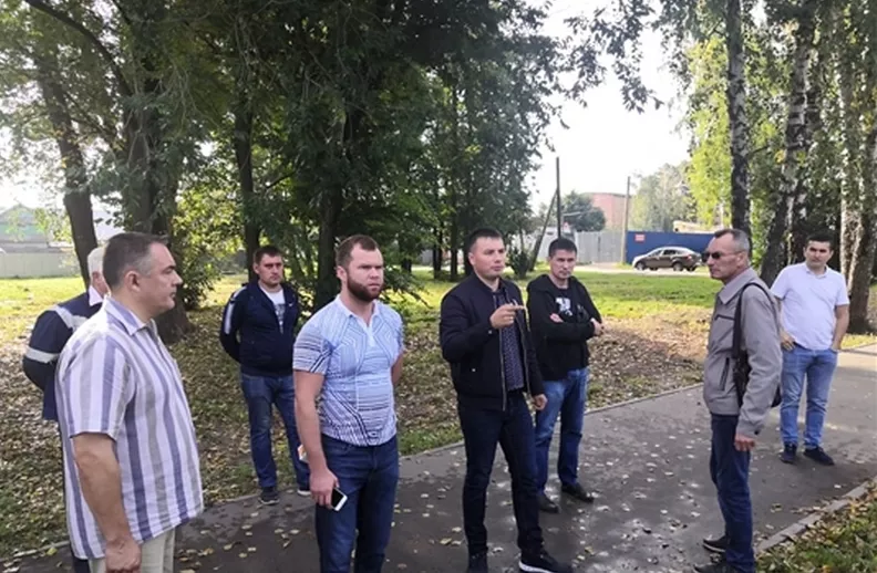 Фото к статье: Чиновники исходили три улицы, чтобы найти недочеты во дворах
