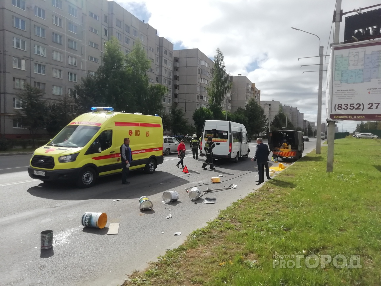 В Новочебоксарске маршрутка столкнулась с дорожниками, один пассажир госпитализирован