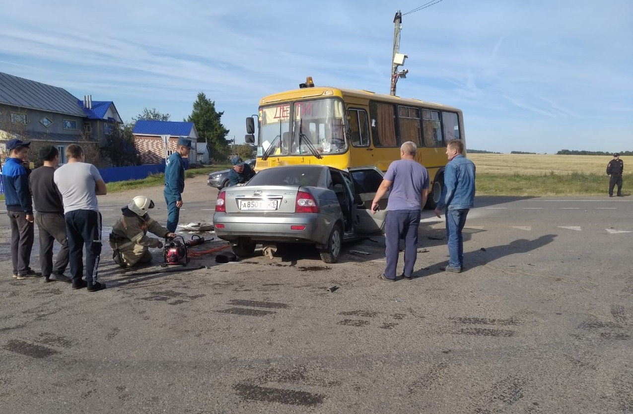 Школьный автобус врезался в "Приору": пострадали двое детей и водитель легковушки