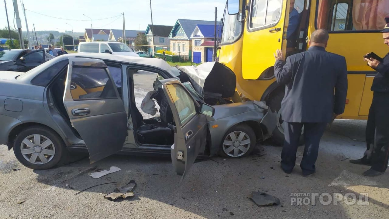 Водитель “Приоры” погиб в аварии со школьным автобусом