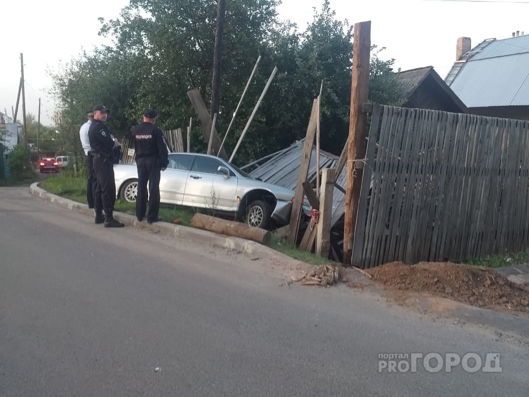 В Чебоксарах иномарка влетела в забор, водитель с места ДТП скрылся