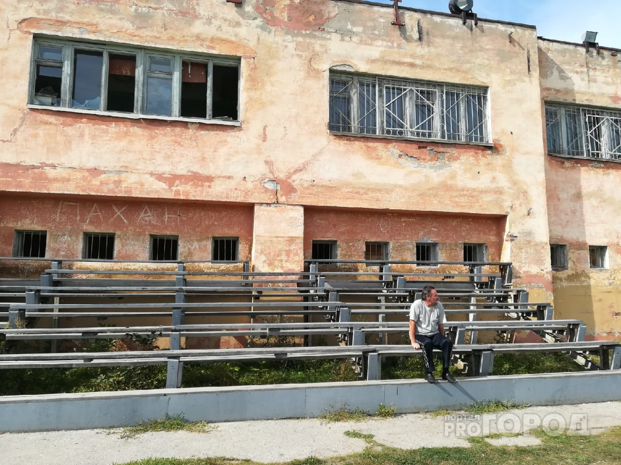 В Чебоксарах есть место, где время остановилось: советские остановки, архитектура и разрушающийся стадион