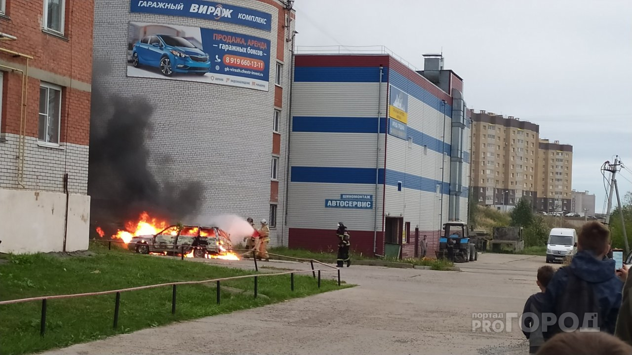 Возле гаражного комплекса в Чебоксарах загорелась легковушка