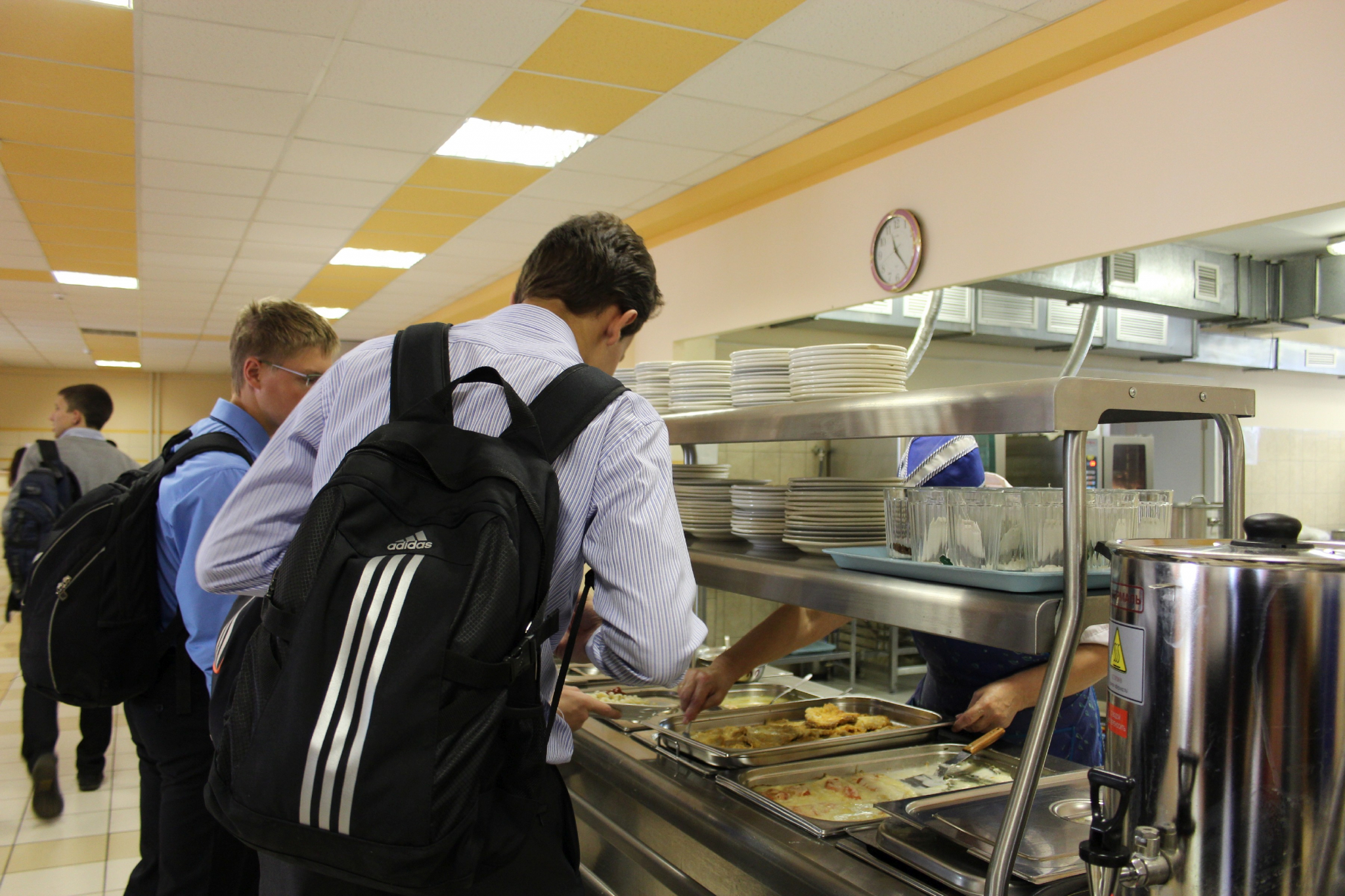 Роспотребнадзор рассказал о недоработанных расписаниях в школах: "10 минут на обед недостаточно"