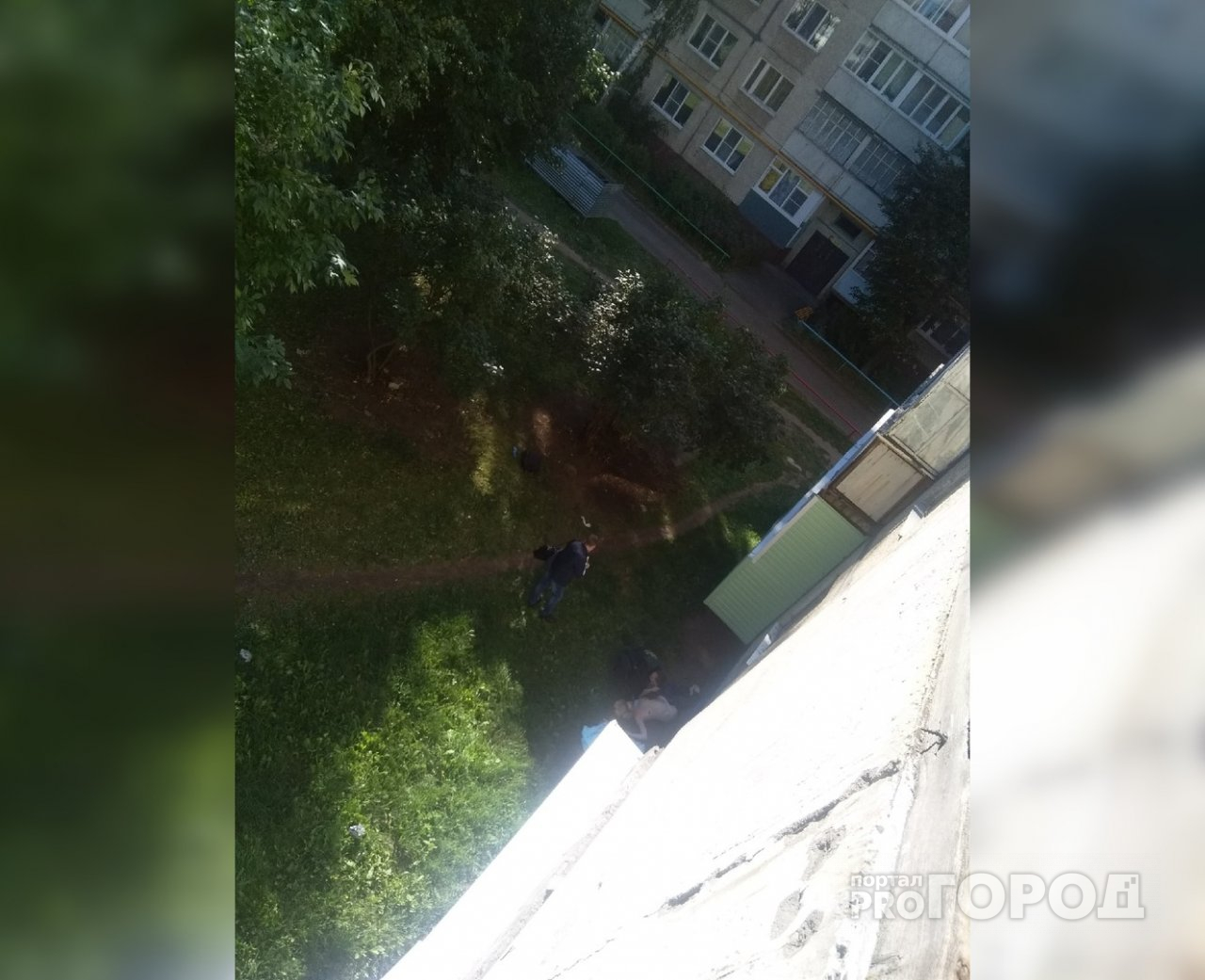 В Чебоксарах женщина выпала из окна пятого этажа и погибла
