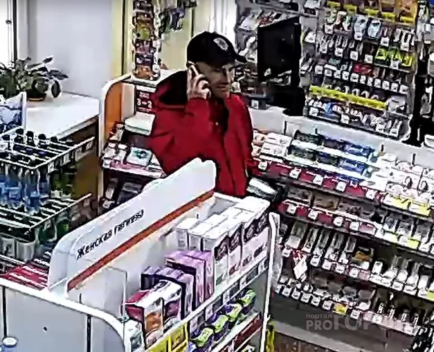 Фото к статье: Полиция разыскивает мужчину в красной куртке и с чужим телефоном