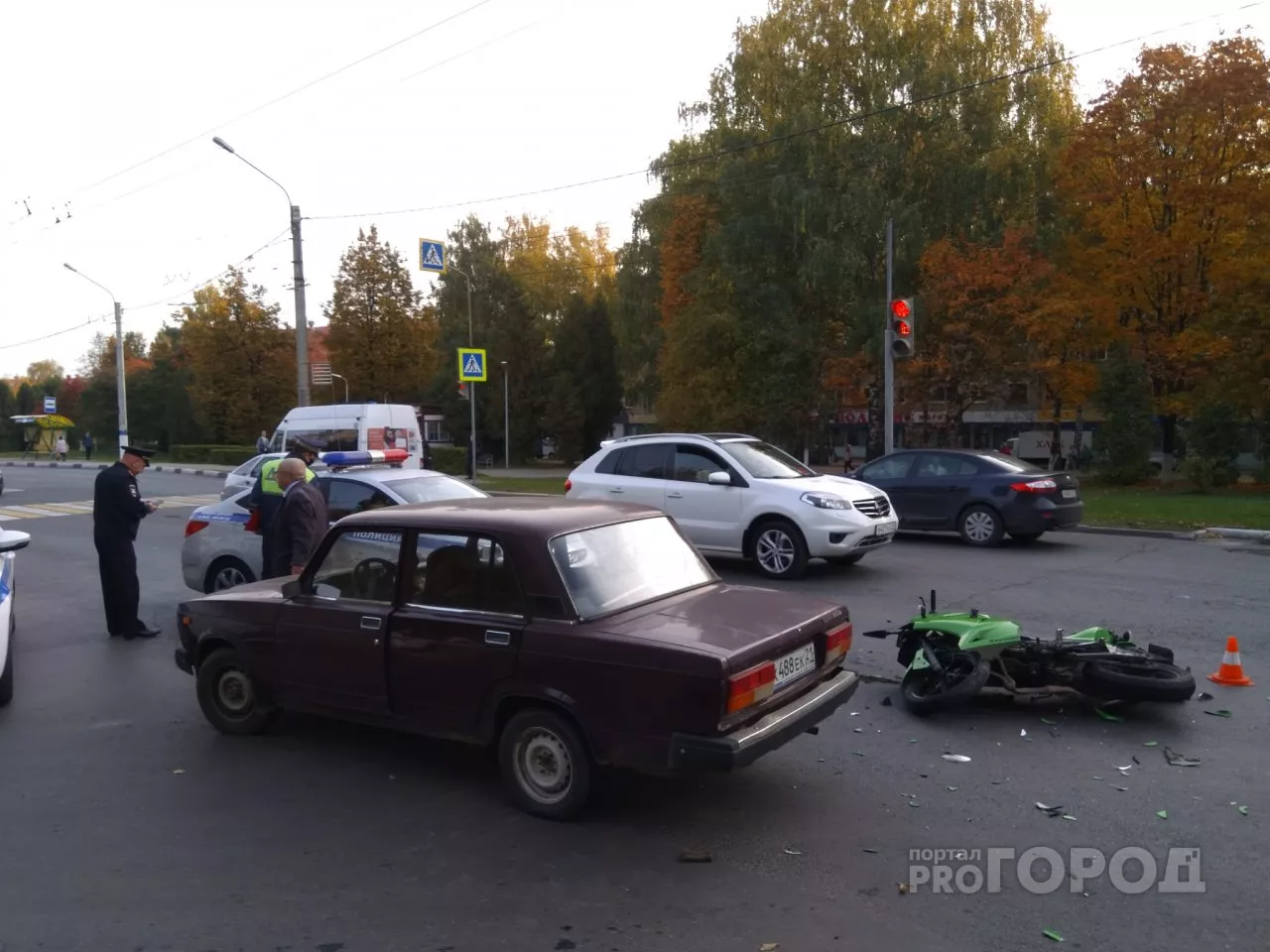 Фото к статье: В Новочебоксарске мотоциклистку увезли на реанимации после столкновения с "семеркой"