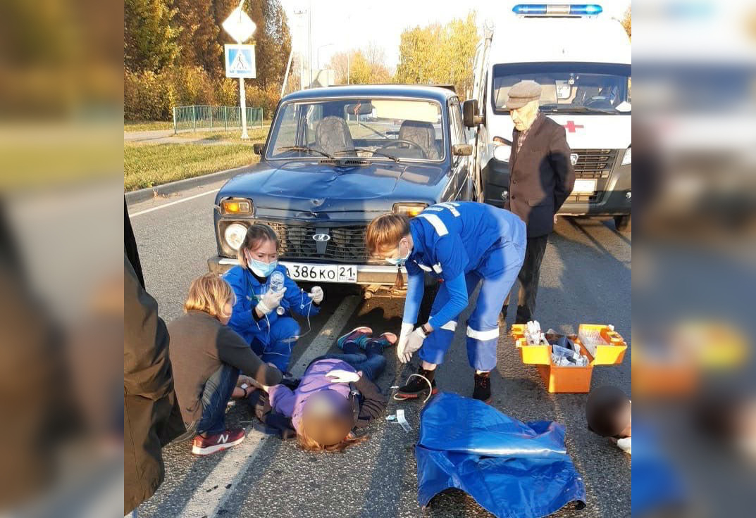 В Чебоксарах ослепленный солнцем водитель сбил на дороге двух женщин