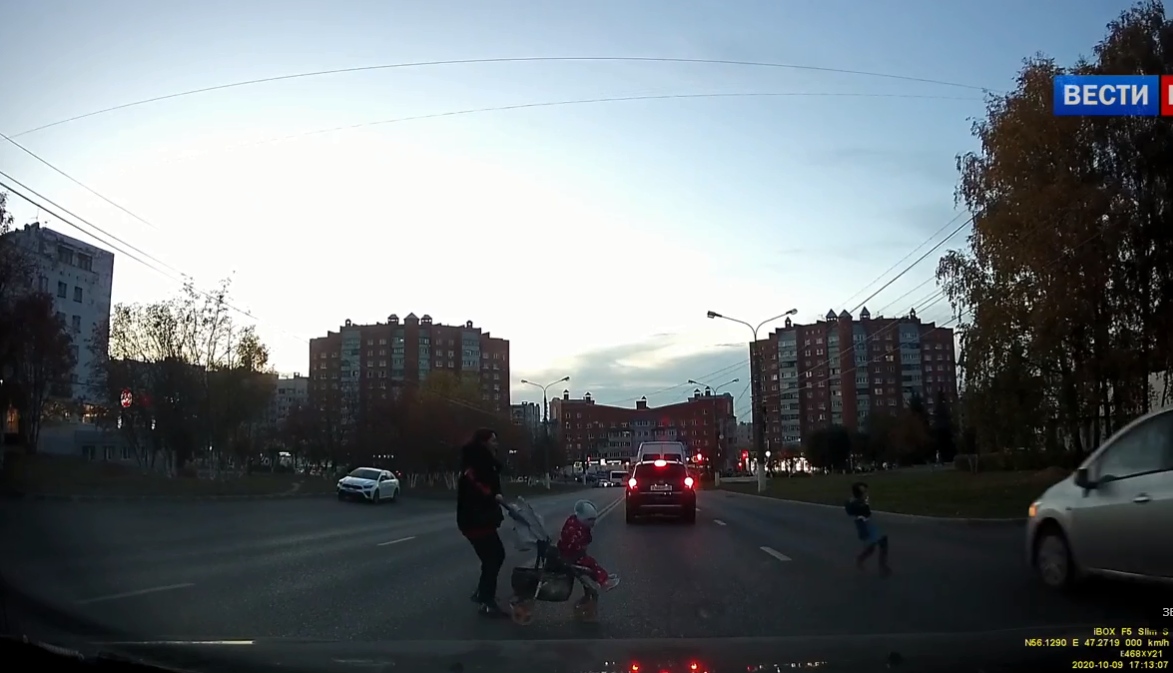 Мать с коляской перебегала дорогу и едва не лишилась старшего сына