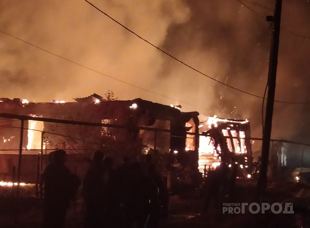 Крупный пожар в Алатыре: сгорели четыре дома, погибли люди