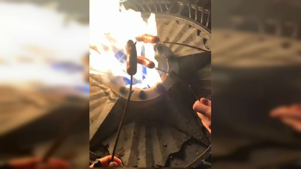 В Чебоксарах молодые люди пожарили сосиски на Вечном огне под песню "Хавчик"