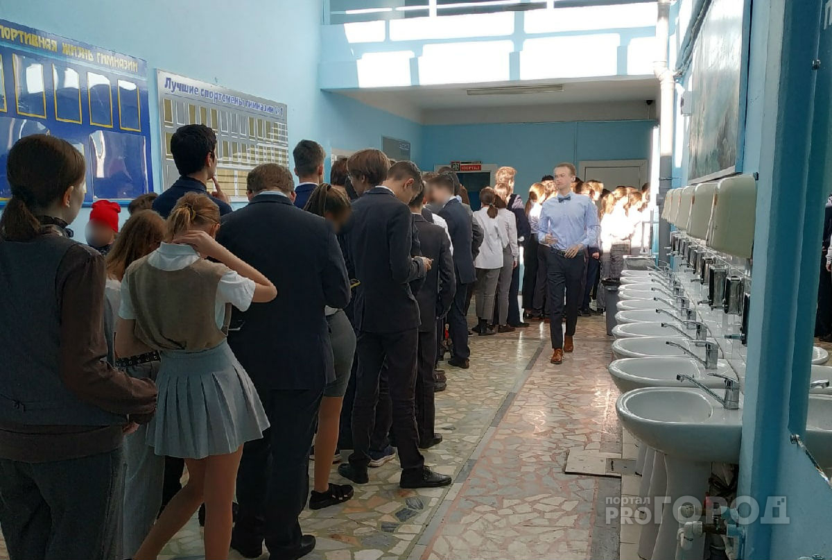 Чебоксарские школьники стоят в очереди в столовую по 20 минут