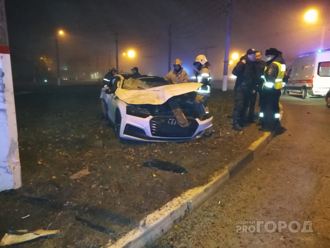 В Чебоксарах Audi влетела в дорожное кольцо, водитель втихаря покинул место ДТП