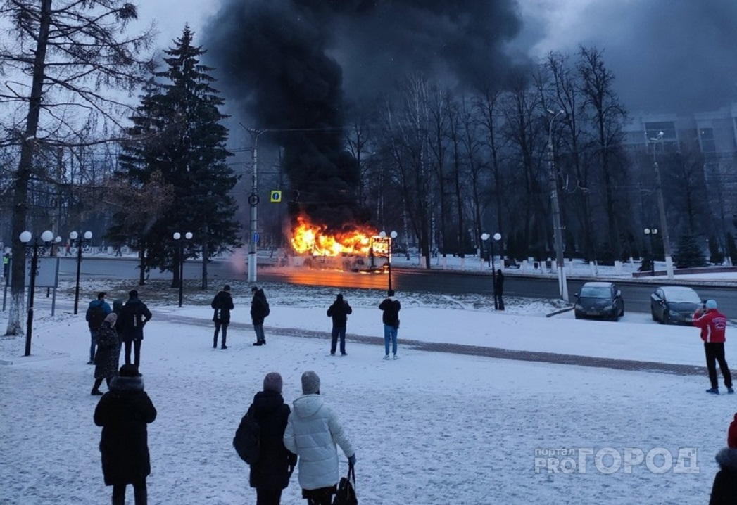 Перевозчик о возгорании автобуса: "Водитель пытался погасить пламя огнетушителями"